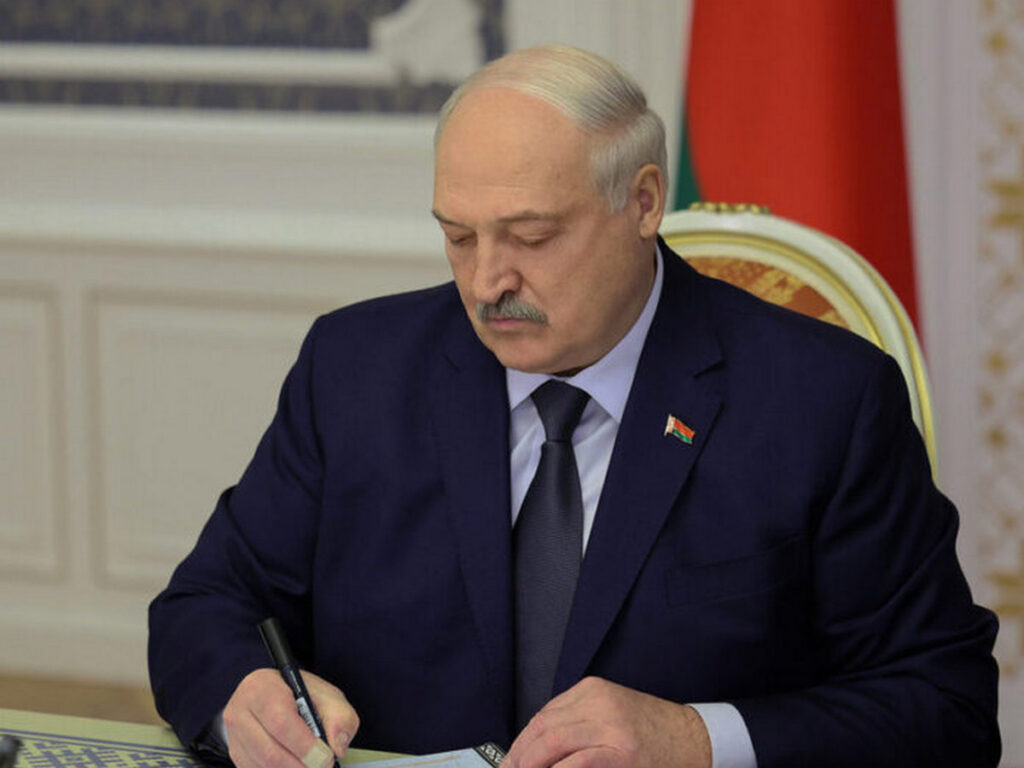 Лукашенко изменил формат экзамена для поступающих на госслужбу 