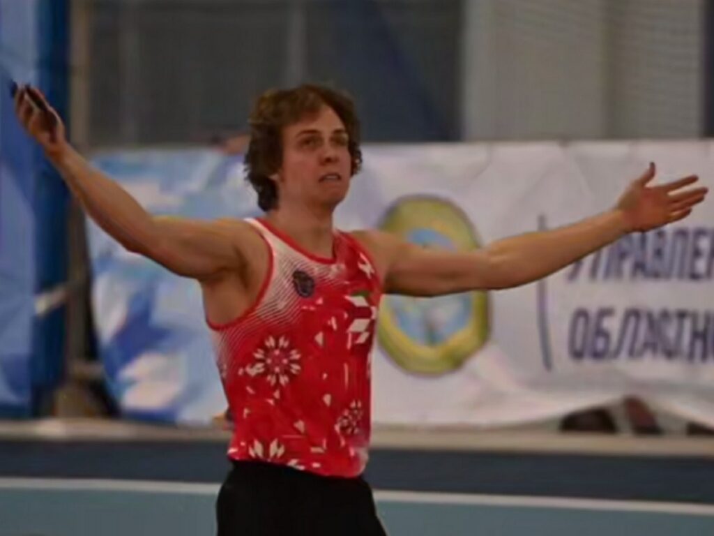 Матвей Волков обновил национальный рекорд в прыжках с шестом