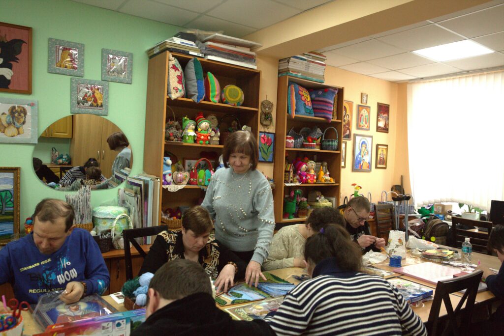 Кто и как помогает одиноким старикам, семьям в кризисе и людям с инвалидностью в Березинском районе