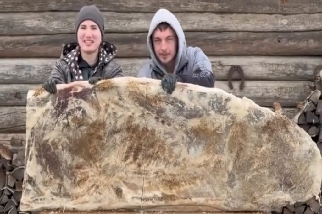 Слуцкие фермеры показали гигантское сало размером 160 сантиметров