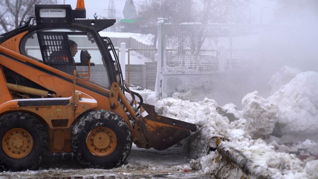 Проверили, как чистят улицы под Минском и куда исчезает городской снег