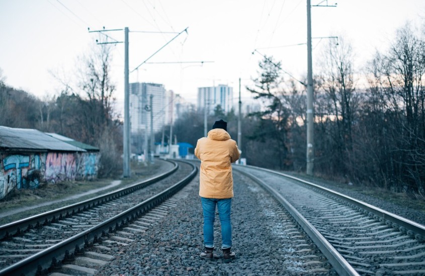 Пешеход в наушниках чуть не погиб под поездом в Смолевичском районе