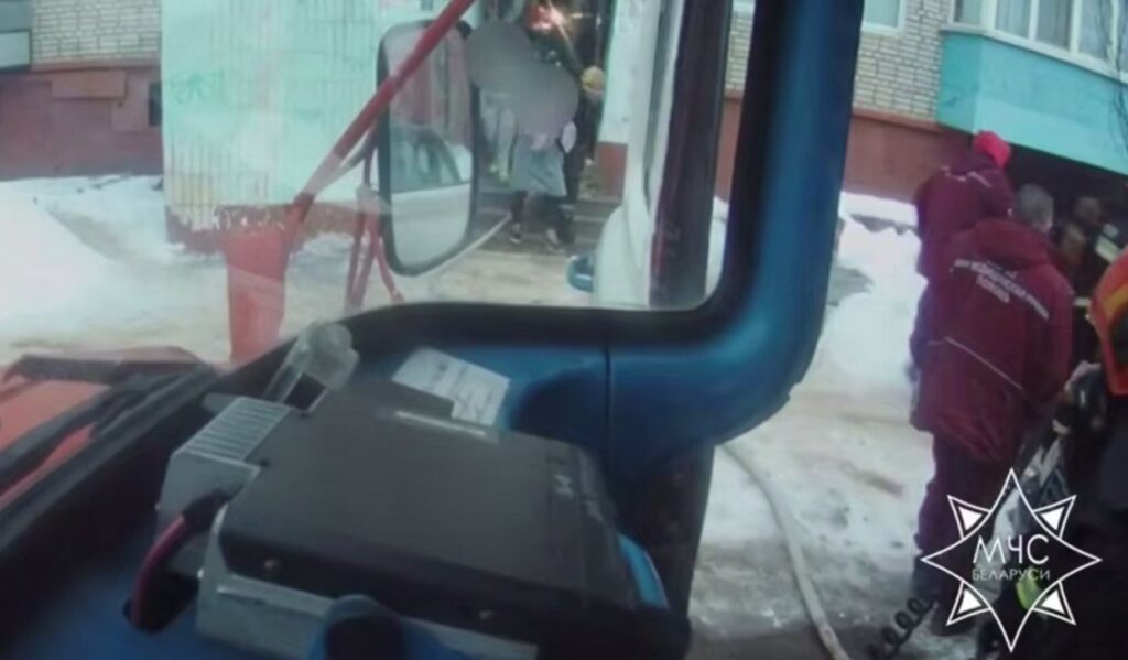 В Жодино троих человек спасли на пожаре