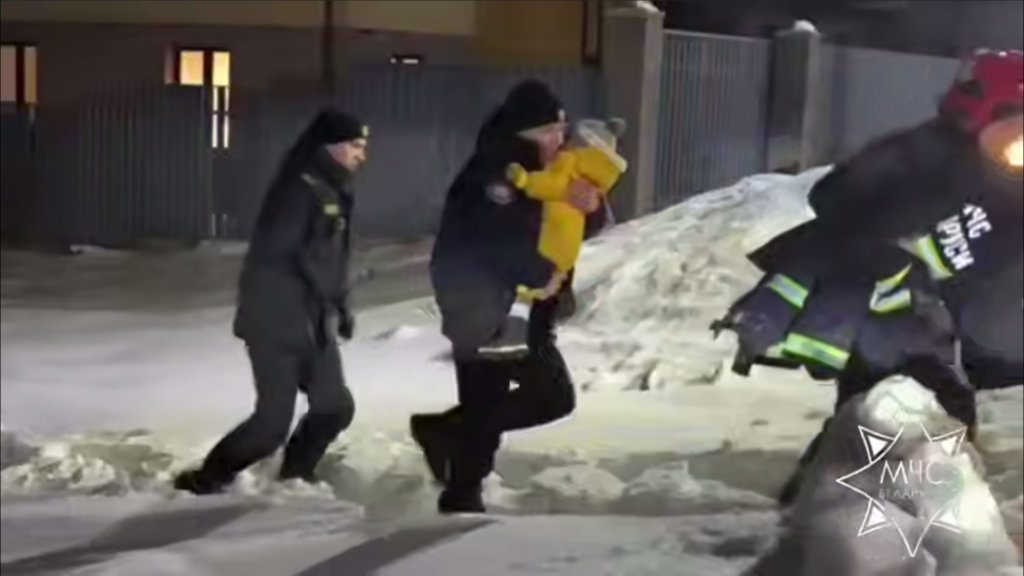 Спасатели в Минском районе нашли заблудившуюся в лесу женщину с ребенком