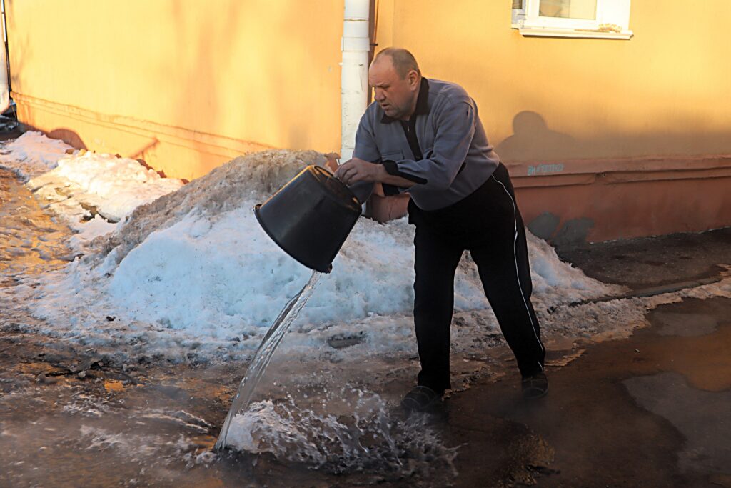 В Молодечно из‑за прорыва труб жильцы двухэтажки носят горячую воду ведрами