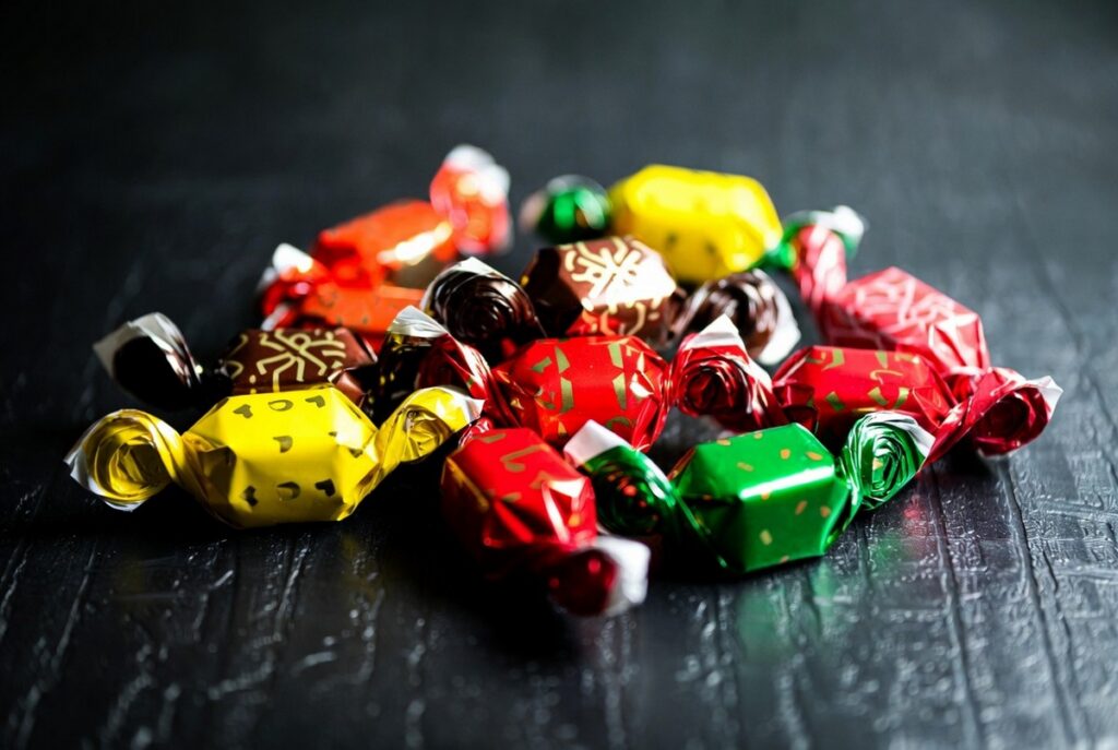 Жительница Крупского района обокрала бабушку, которая угостила ее конфетами