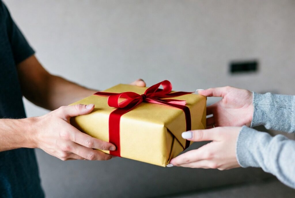 «Передай подарок другу»: в аэропорту Минска запустили необычную услугу