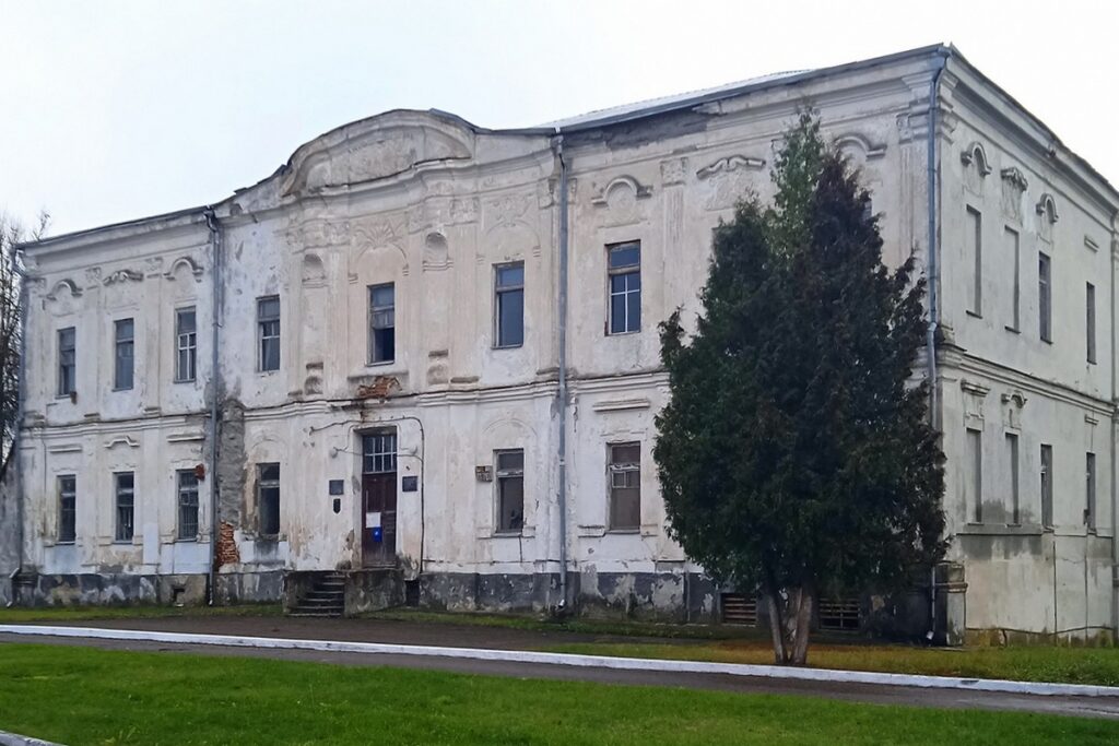 Настоящий дворец в Дятлово продают за 90 рублей