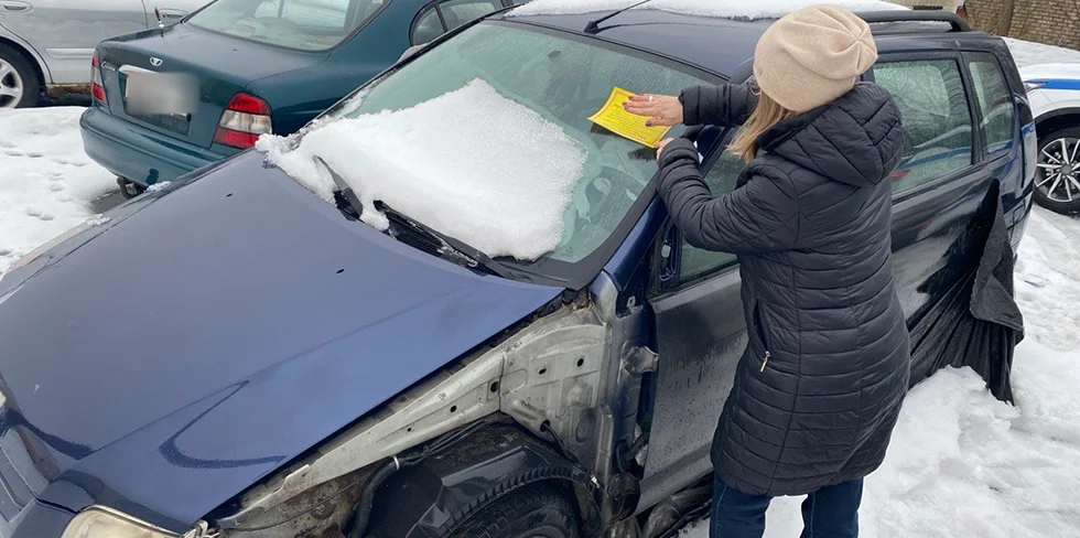 В Беларуси на припаркованных авто появились жёлтые метки – что они значат