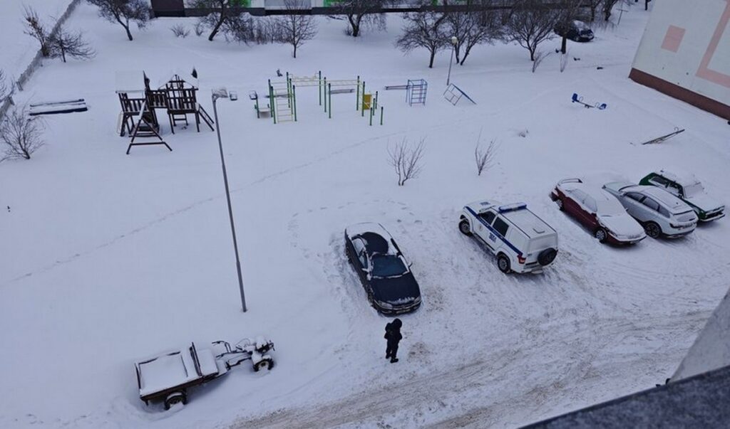 В Лоеве девушка с балкона расстреляла машину соседа из пневматики