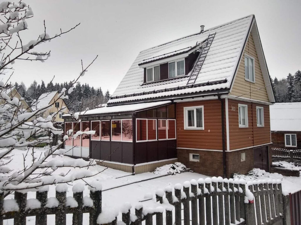 Недалеко Минск, а вокруг — живописная природа. Нашли недорогой уютный дом в Логойском районе