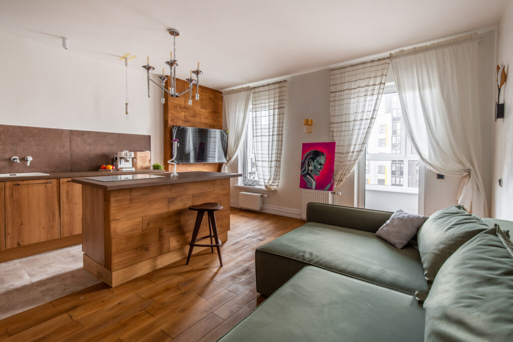 В Новой Боровой продается уютная студия иза небольшую цену. Посмотрели, как она выглядит