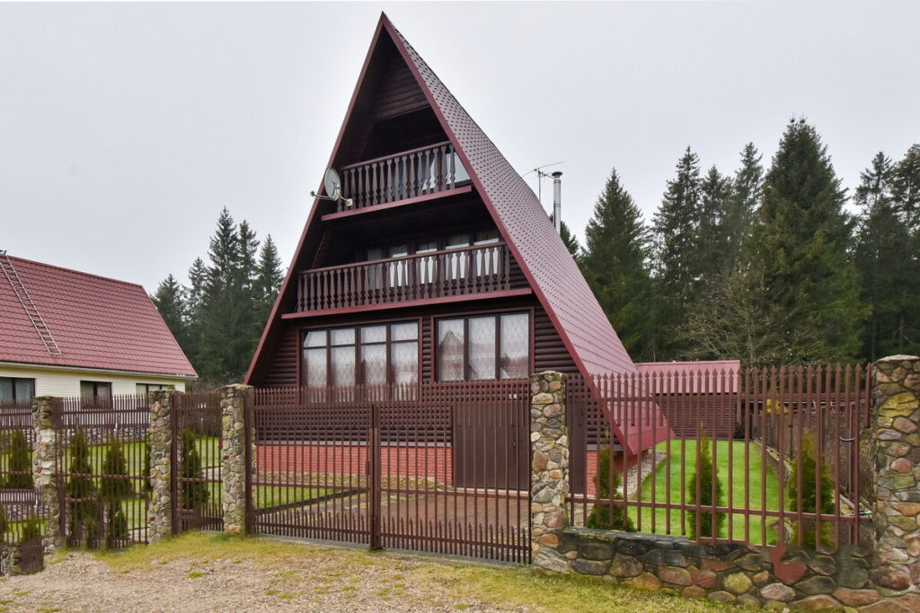 В Червенском районе продается необычный дом треугольной формы с 16 спальнями