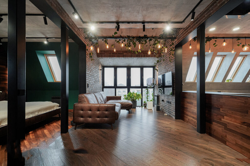 В Минске продается стильная дизайнерская квартира с двумя этажами. И цена ее достаточно низкая