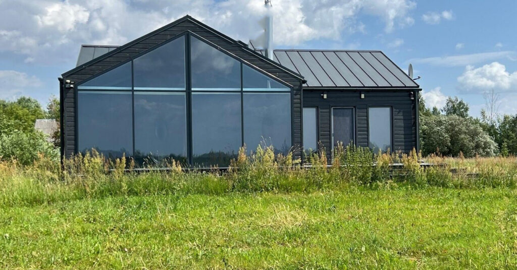 В Лепельском районе продают уютный дом в скандинавском стиле. Узнали цену