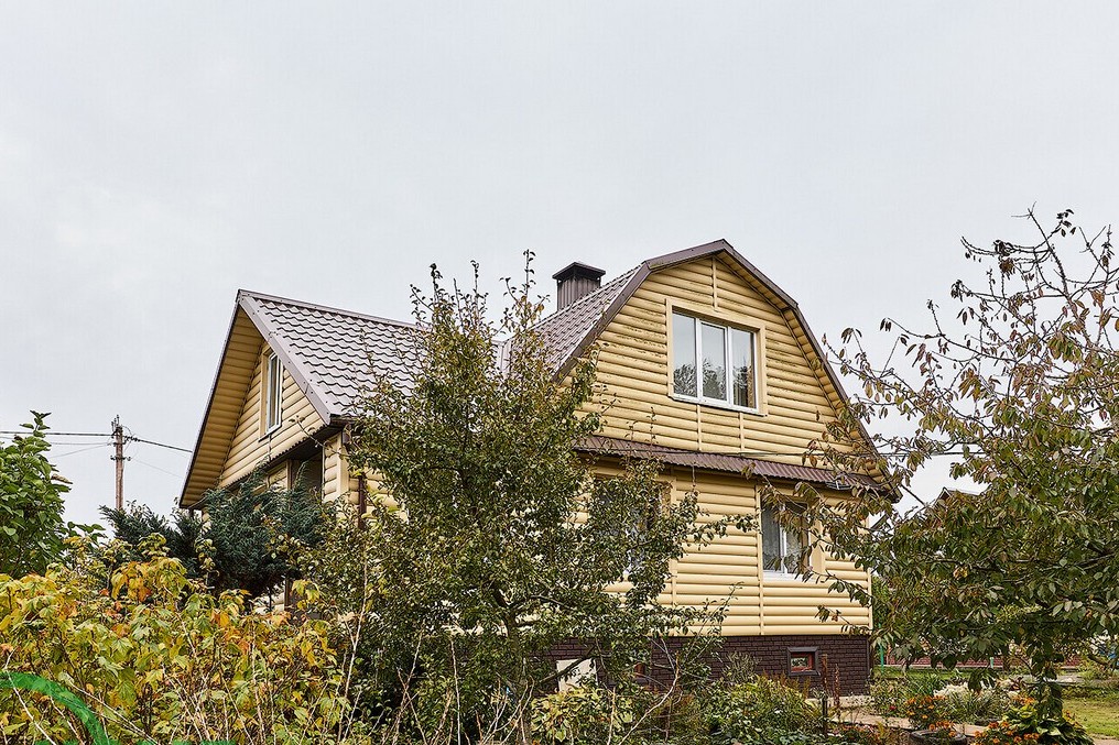 В Дзержинском районе дешевле однушки продают дачу в ретро-стиле с баней и просторным участком