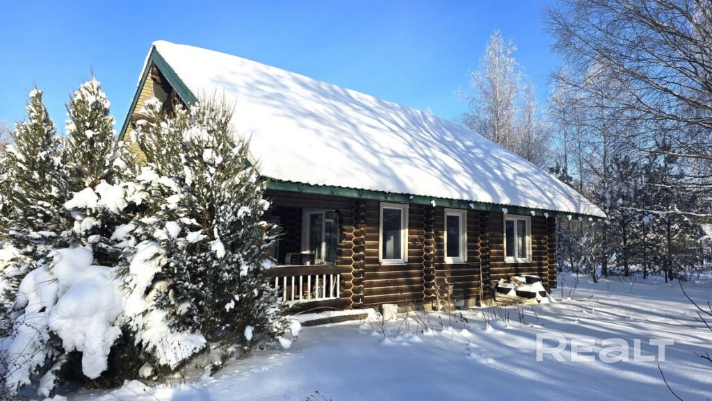 В Дзержинском районе продается дом с мансардой и баней