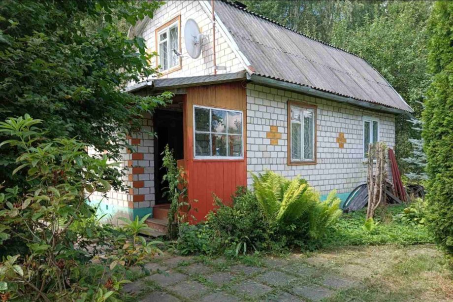В Пуховичском районе продают двухэтажный кирпичный дом с баней – есть огород и лес рядом
