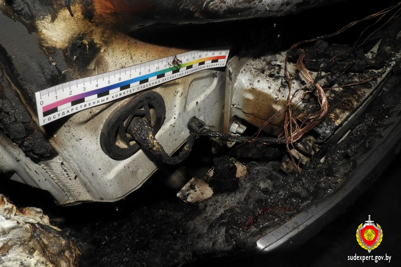 В припаркованном автомобиле в Минском районе загорелся задний фонарь. Эксперты назвали причины