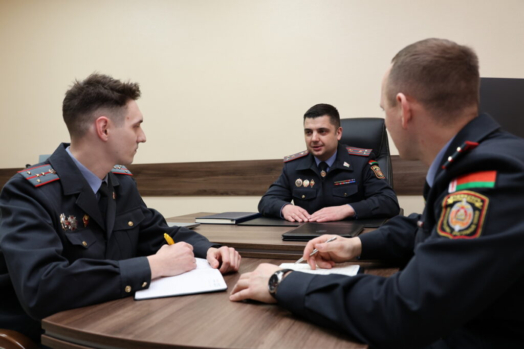 О чем правоохранители думают перед сном и когда звонят на 102 – в День милиции о службе и личном