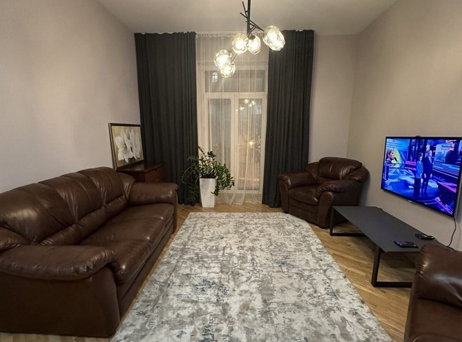 В центре Минска сдают двухкомнатную сталинку с двумя балконами — узнали цену