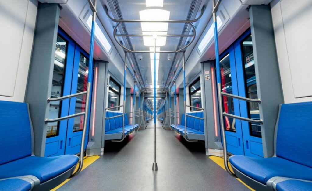 Сквозные переходы, кондиционеры и ультрафиолет: чем удивят новые вагоны метро