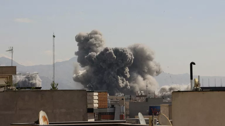 Сравнили, как западные СМИ освещают события на Украине и в Иране