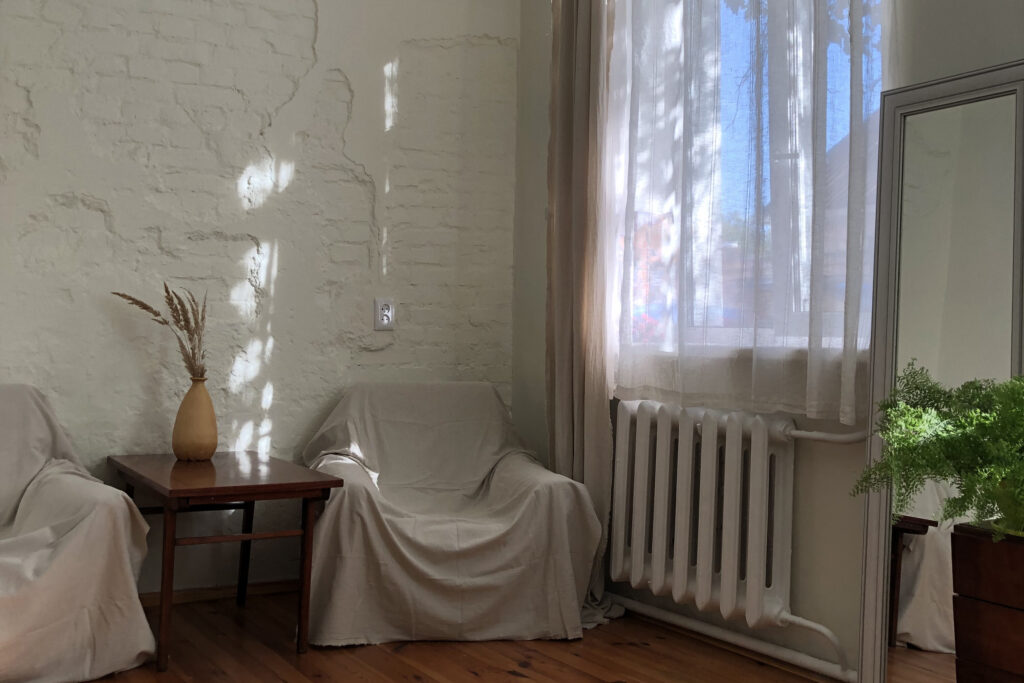 В Гомеле сдают модную «эко-однушку» в двухэтажной сталинке. Узнали цену