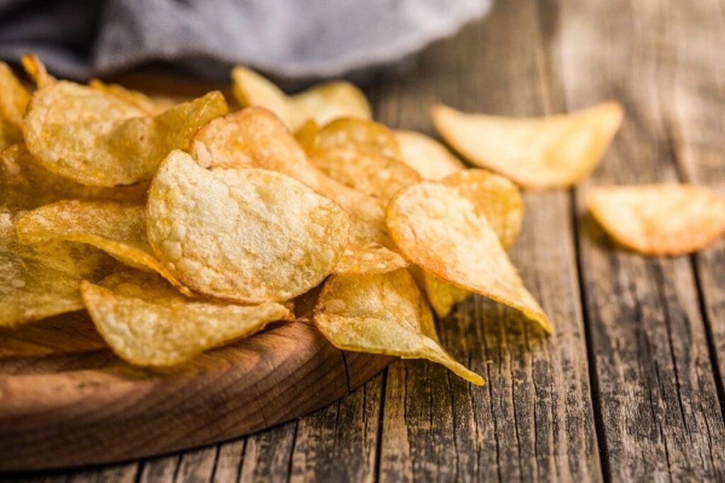 Хрустящие, рассыпчатые и не жирнее 45%: какими должны быть чипсы по новому ГОСТу