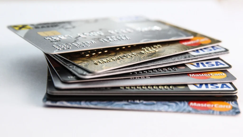 В Пуховичском районе пресечена схема продажи банковских карт мошенникам