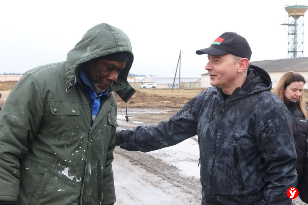 Областной субботник на фермах Минщины: Кушнаренко работает в «Нестановичах-Агро»