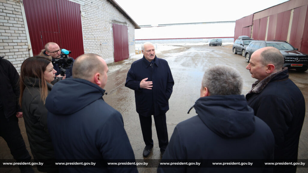 Лукашенко требует навести порядок на сельхозпредприятиях Беларуси до конца года