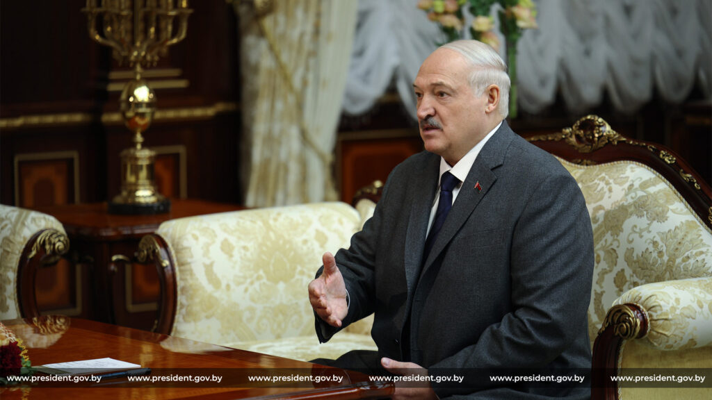 Когда сильные мира молчат: Азарёнок о том, почему Лукашенко выбирает говорить