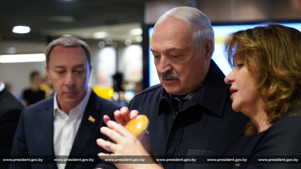 Лукашенко проверил белорусский фастфуд изнутри и заглянул в «Мак.бай» — аналитик о причинах визита