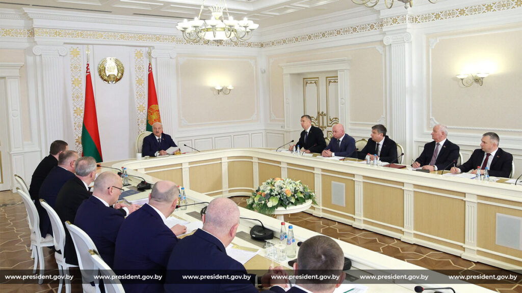 Азарёнок объяснил, кто такие посредники и что делать с ними дальше