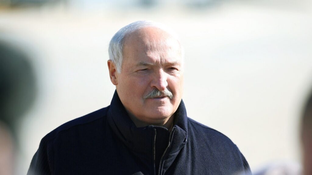 Лукашенко рассказал о падении еще одного украинского беспилотника на территорию Беларуси