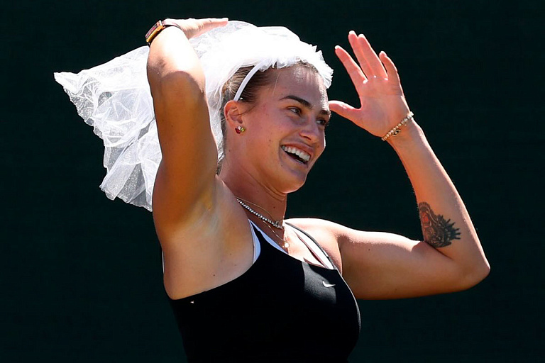 Соболенко вышла на корт в свадебной фате