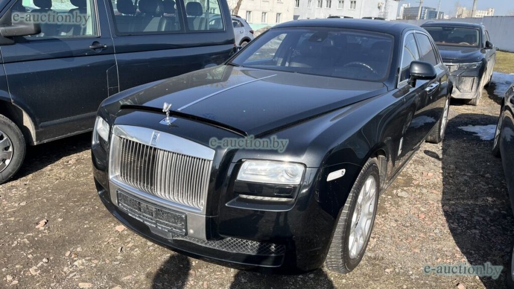 В Беларуси с аукциона продают арестованный Rolls-Royce 2012 года