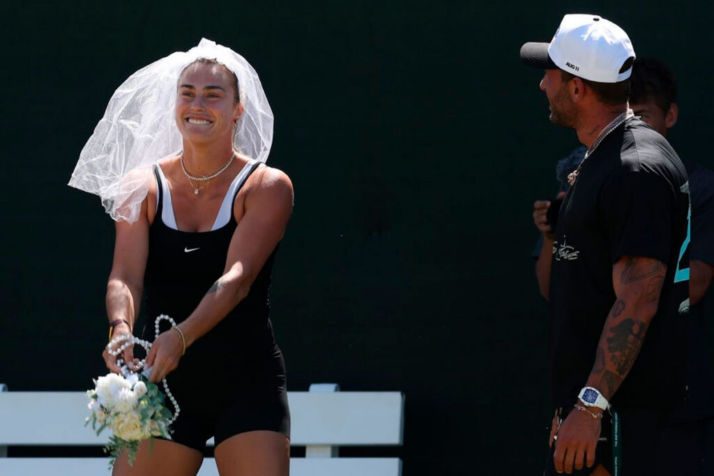 Соболенко вышла на корт в свадебной фате