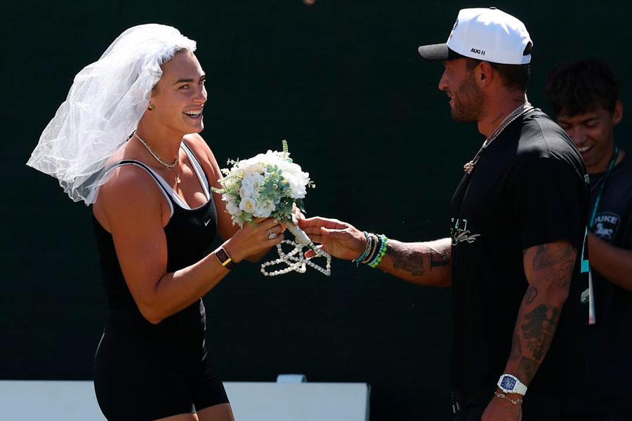 Соболенко вышла на корт в свадебной фате