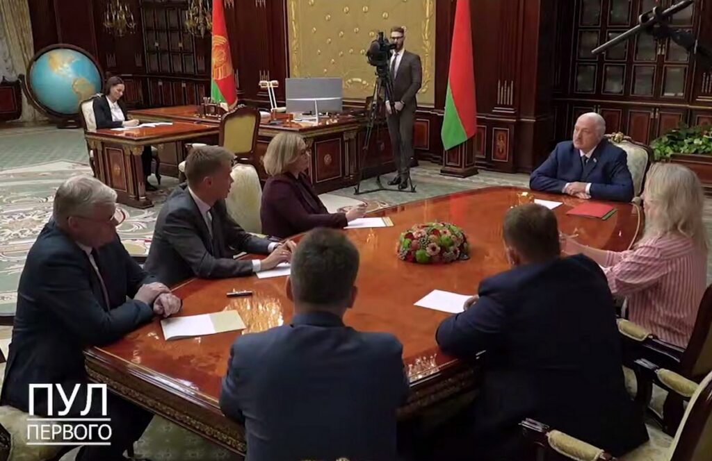 Лукашенко назвал себя выгодным для белорусов Президентом