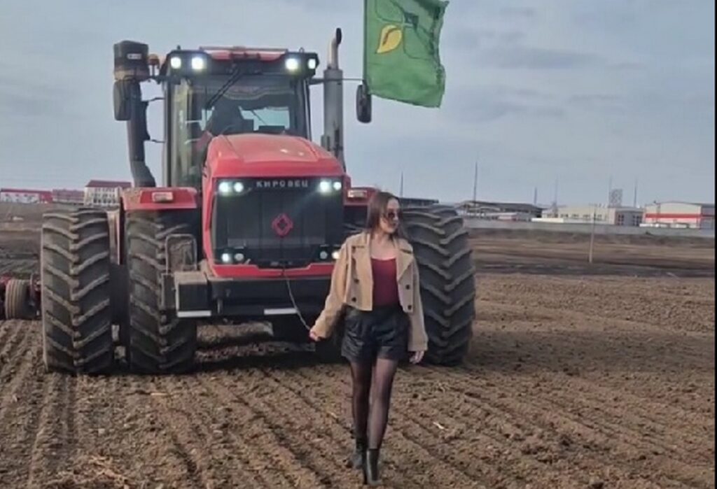 «Вот это походка!»: вирусный ролик сняли на сельхозпредприятии Крутогорье-Петковичи