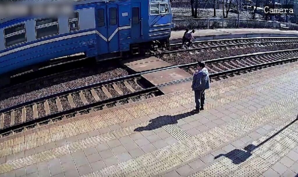 Экстремальное катание детей на поездах обернётся для их родителей штрафом до 1350 рублей