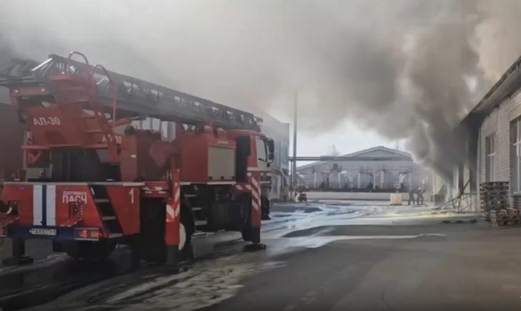 Рядом с Дзержинском горит цех лакокрасочного производства