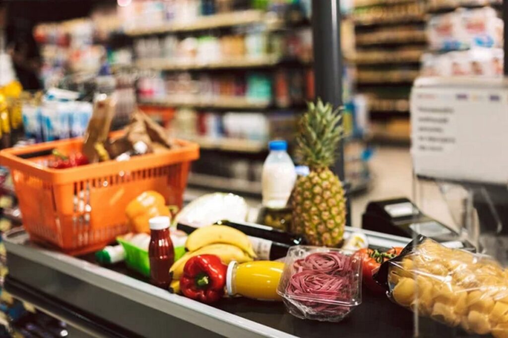 МАРТ закрыл «Перекресток» в Могилёве за просроченные продукты и подделку дат