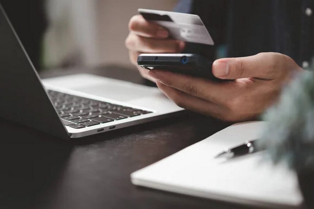 Белорусам на маркетплейсе продавали игру с фашистской идеологией, дроны и холодное оружие