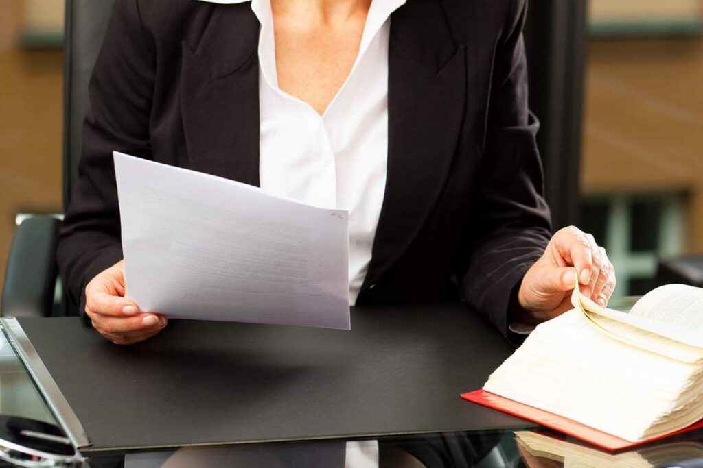 Служба занятости в Воложинском районе помогла найти работу юристу после платного обучения