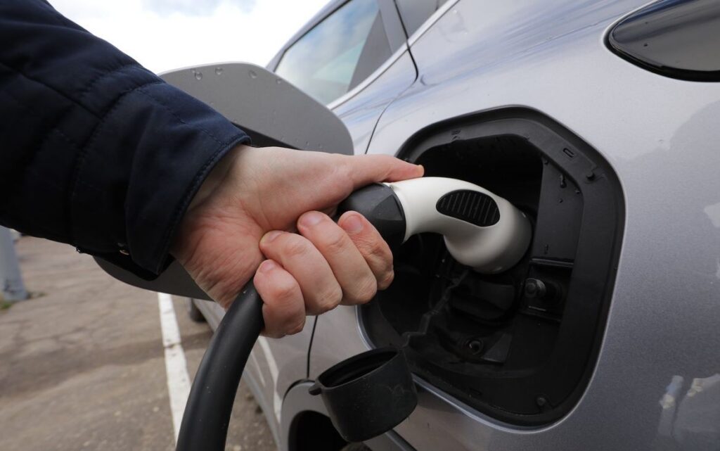 Сколько стоит заправить бензиновое авто и электрокар? Разбираемся, что дороже