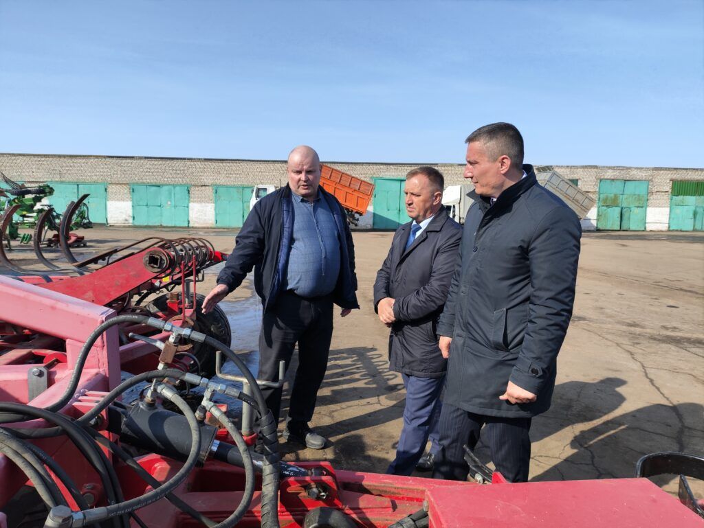 Время работать на урожай: аграрии Смолевичского района готовят технику к посевной