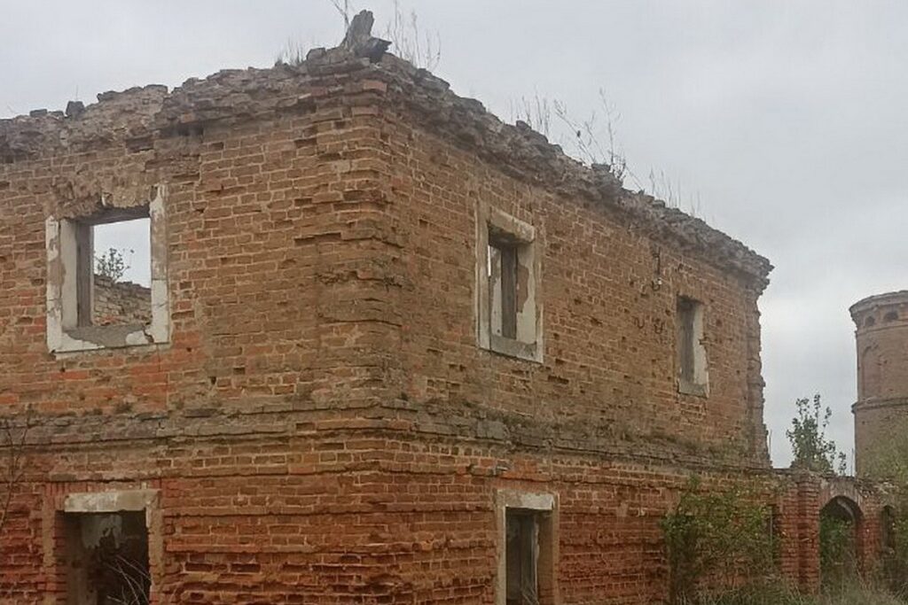 Хоздвор усадьбы Хрептовичей вновь выставили на торги – отдают почти даром